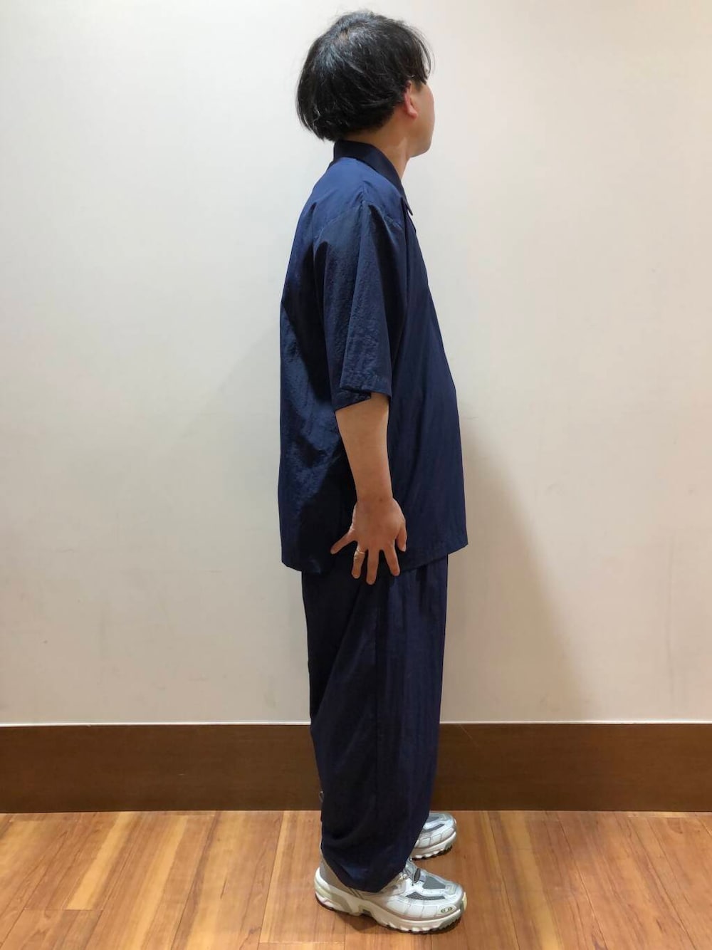 ブルー系のその他パンツ、ブルー系のポロシャツを着用したメンズの春コーディネートの2枚目の写真