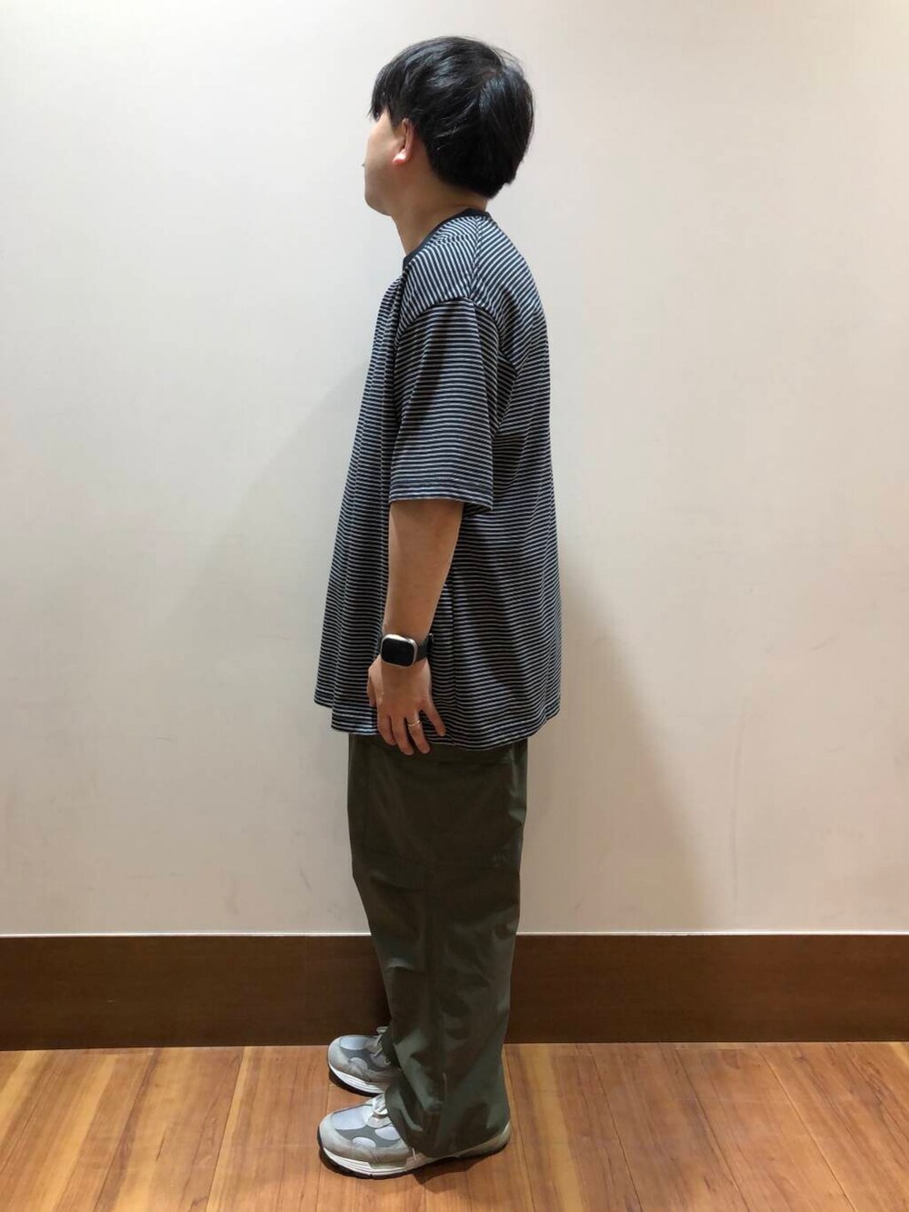 グリーン系のその他パンツ、ブラック系のTシャツ/カットソーを着用したメンズの夏コーディネートの2枚目の写真