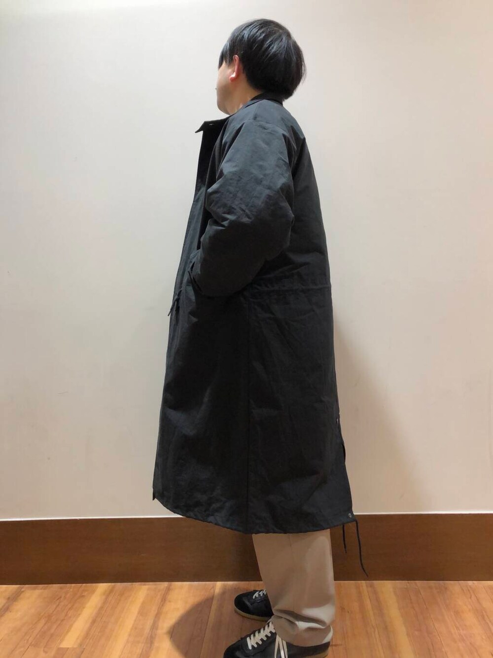 ベージュ系のその他パンツ、ブラック系のニット/セーター、ベージュ系のその他パンツを着用したメンズの冬コーディネートの4枚目の写真