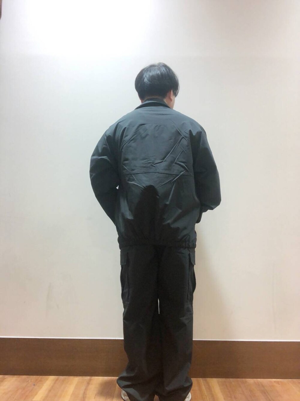 ブラック系のTシャツ/カットソー、ブラック系のブルゾン、ブラック系のその他パンツを着用したメンズの秋コーディネートの3枚目の写真