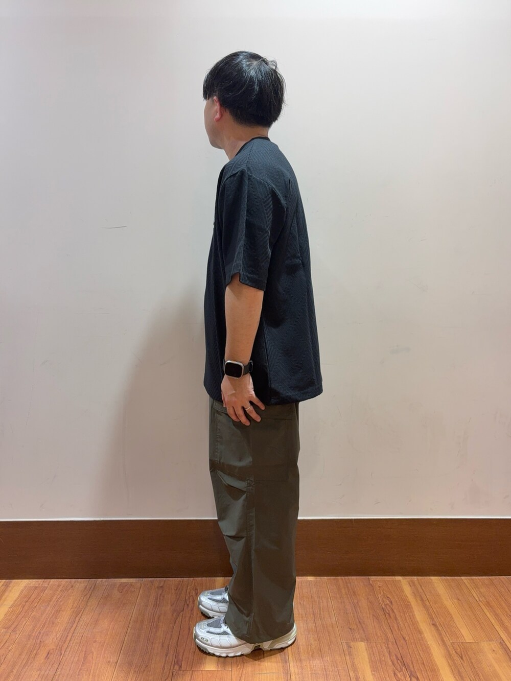 ブラック系のTシャツ/カットソー、グリーン系のその他パンツを着用したメンズの夏コーディネートの2枚目の写真