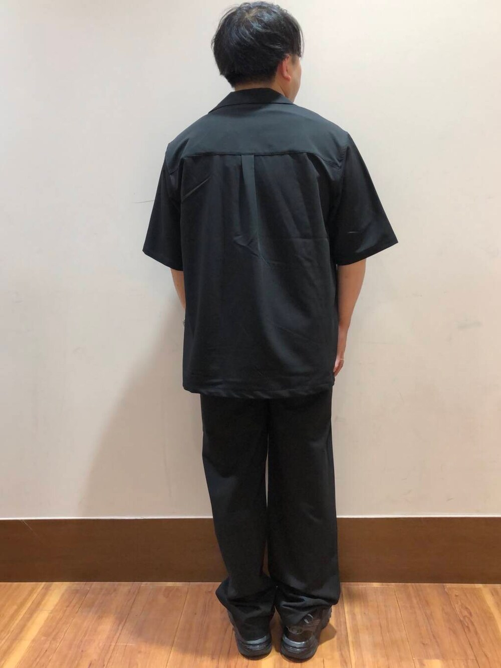 グリーン系のTシャツ/カットソー、ブラック系のシャツ/ブラウスを着用したメンズの夏コーディネートの3枚目の写真