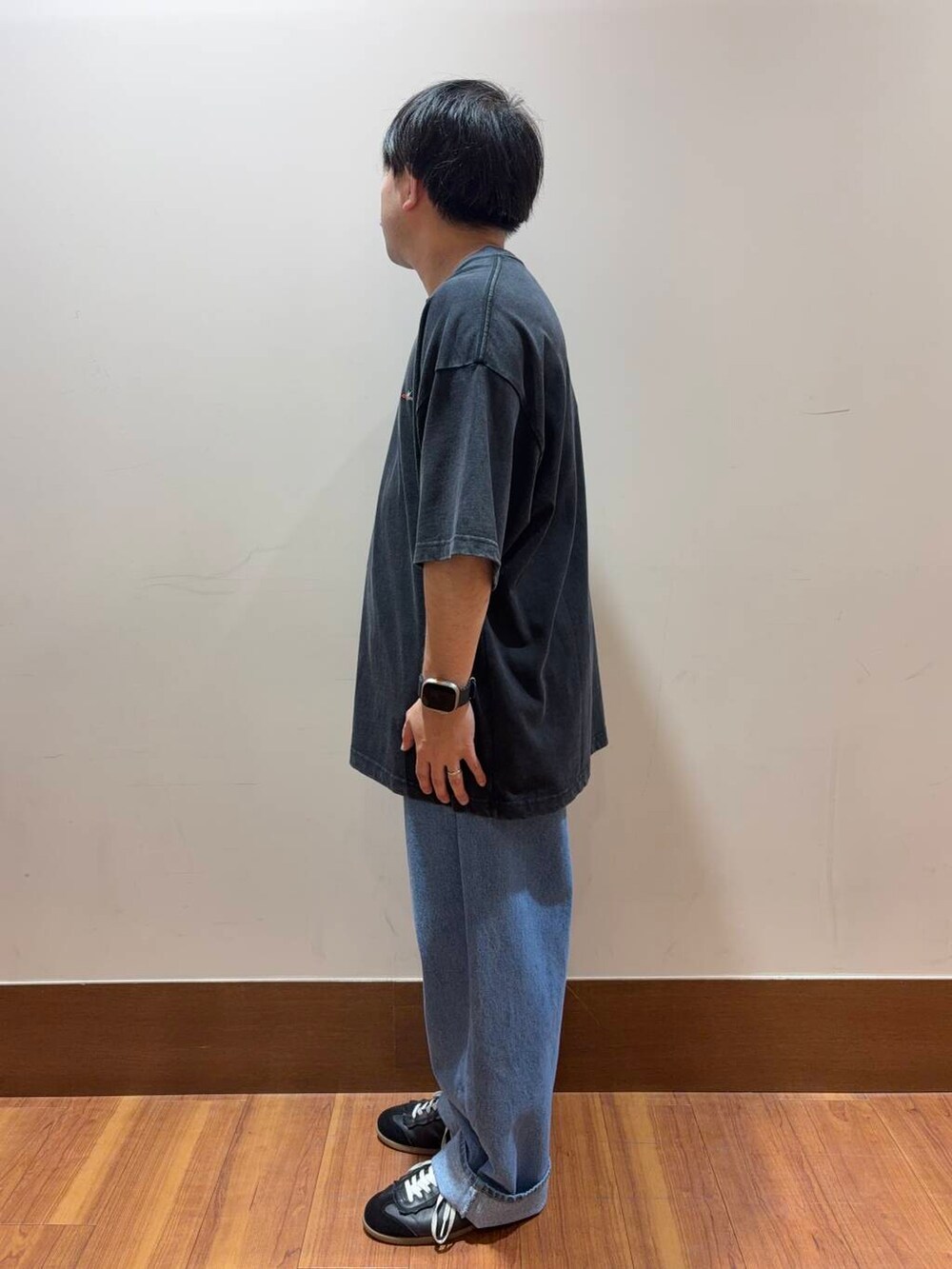 ブルー系のデニムパンツ、グレー系のTシャツ/カットソーを着用したメンズの夏コーディネートの2枚目の写真