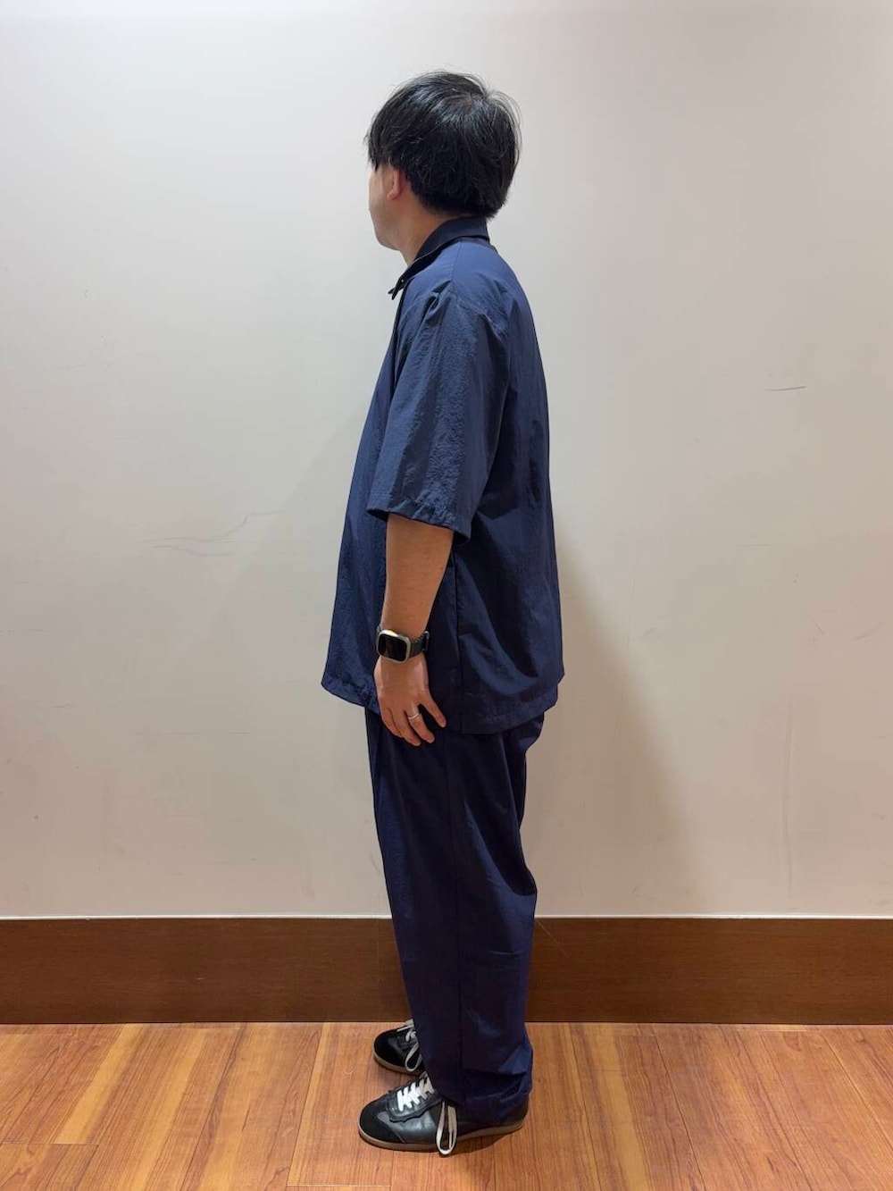 ブルー系のその他パンツ、ブルー系のポロシャツを着用したメンズの夏コーディネートの2枚目の写真