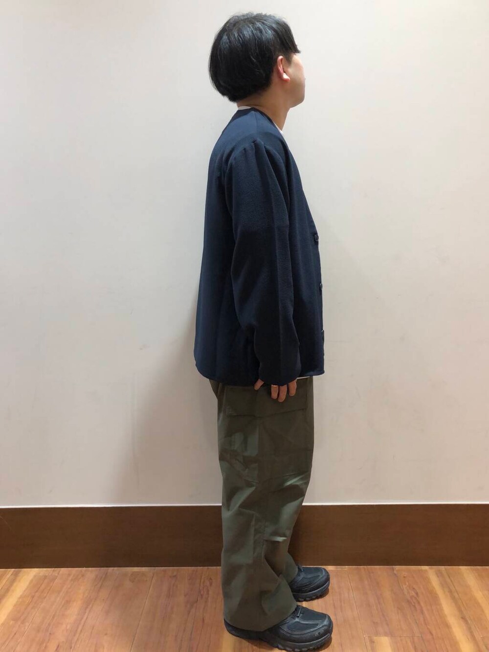 グリーン系のその他パンツ、ブルー系のカーディガン/ボレロを着用したメンズの春コーディネートの2枚目の写真