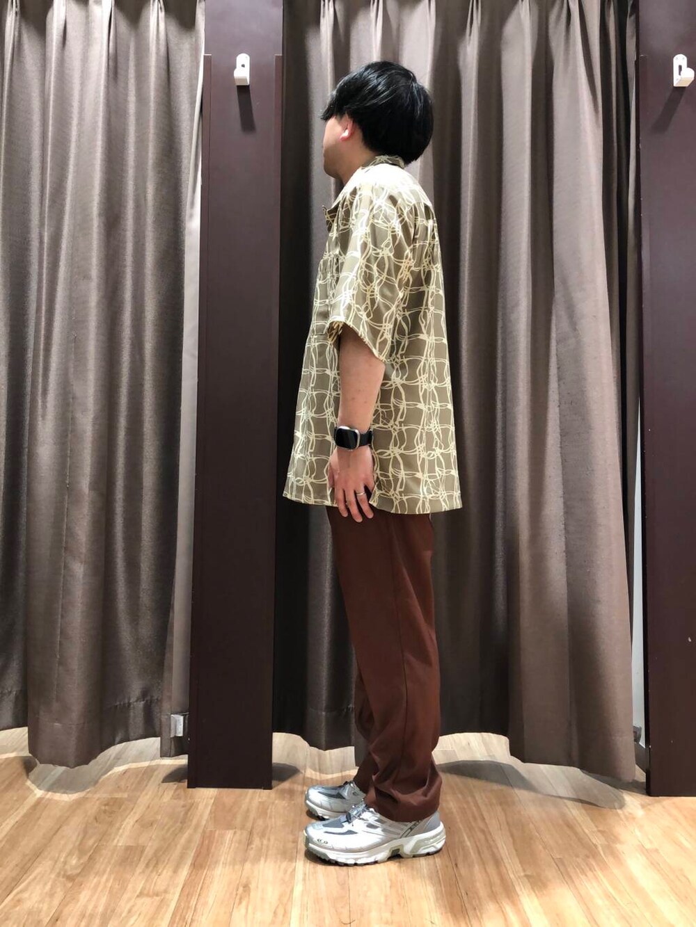 ブラウン系のその他パンツ、ベージュ系のシャツ/ブラウスを着用したメンズの春コーディネートの4枚目の写真