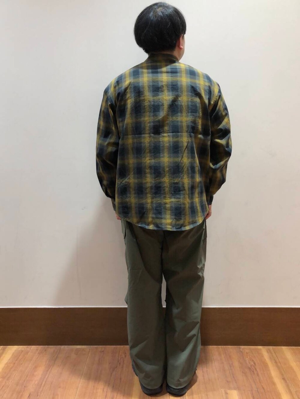 グリーン系のその他パンツ、ホワイト系のTシャツ/カットソー、ブラウン系のシャツ/ブラウスを着用したメンズの春コーディネートの4枚目の写真