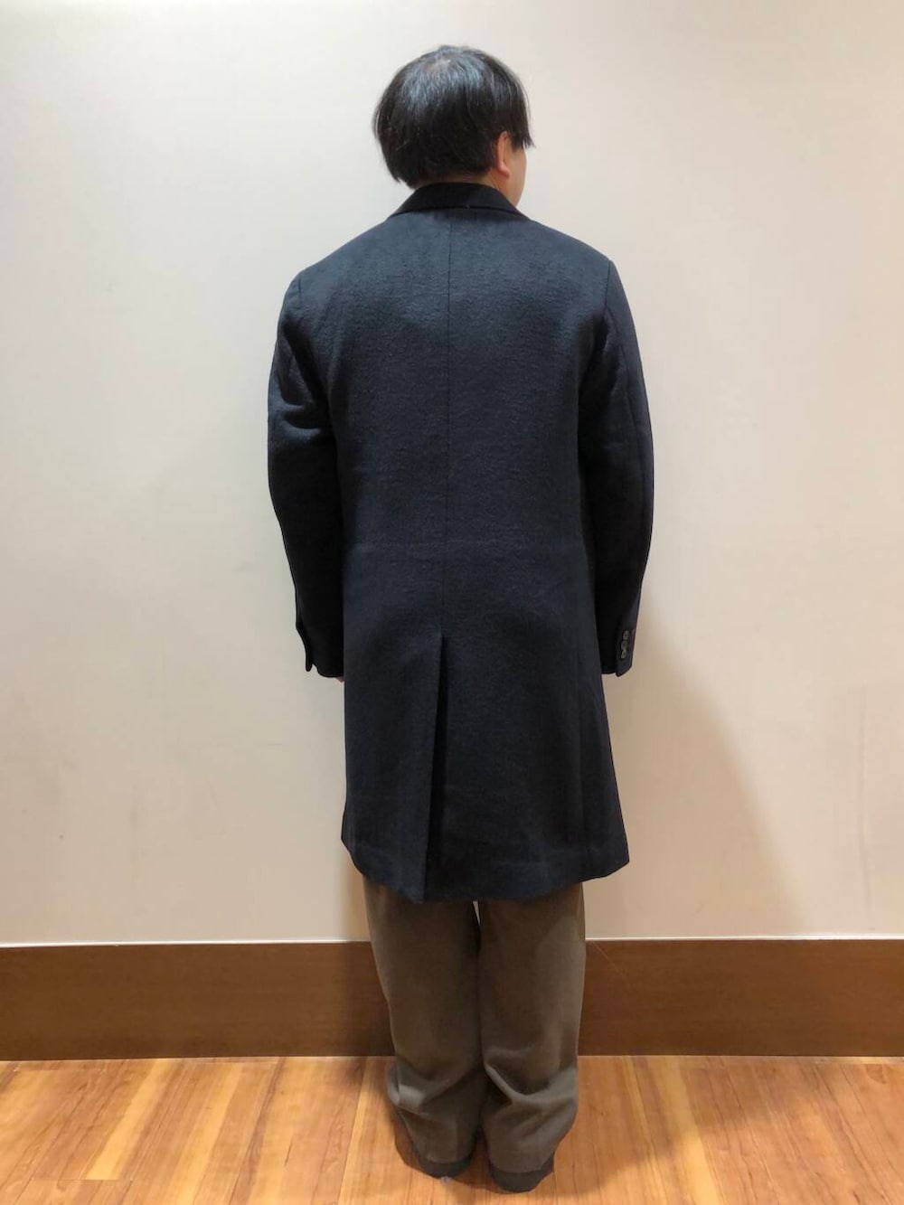 ブラック系のローファー、ブラウン系のその他パンツ、ブルー系のニット/セーターを着用したメンズの秋コーディネートの3枚目の写真