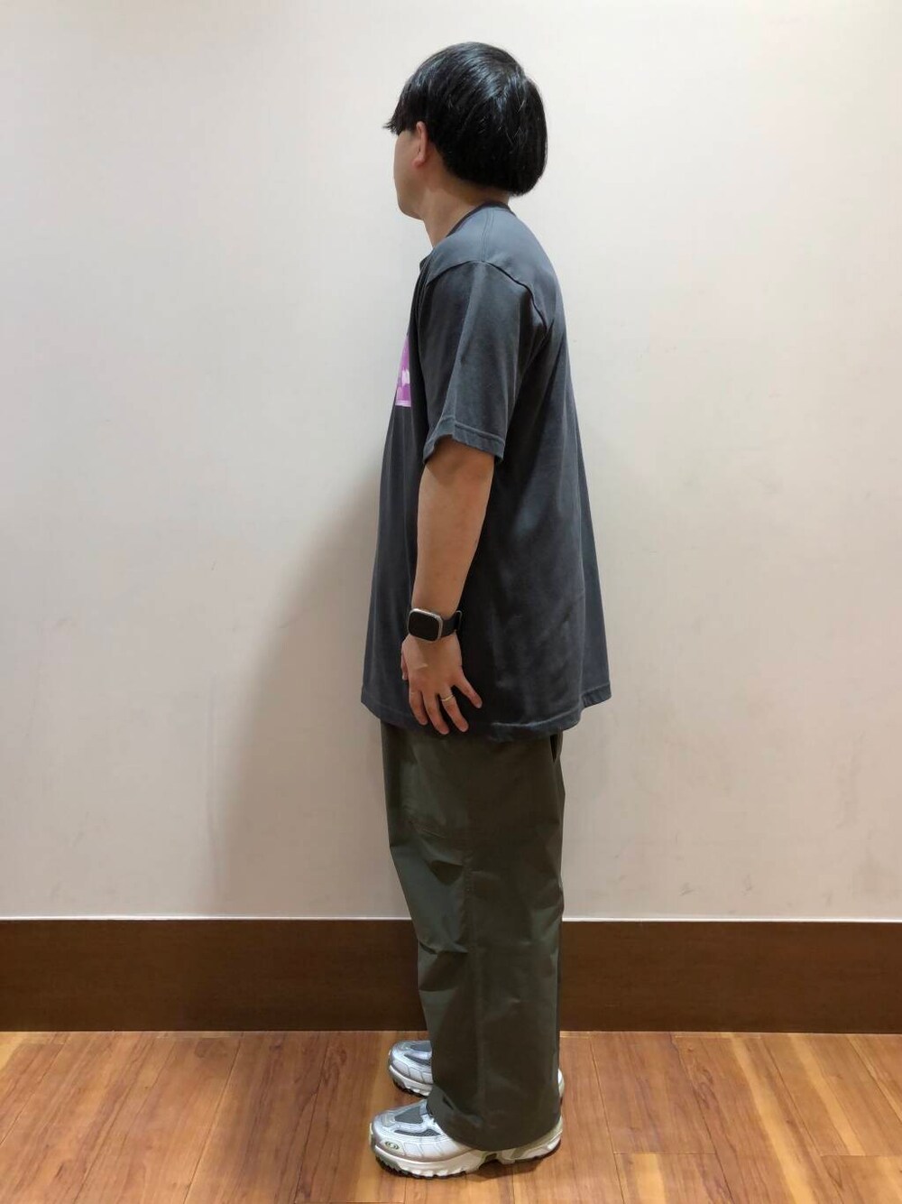 グリーン系のその他パンツ、ブラック系のTシャツ/カットソーを着用したメンズの春コーディネートの3枚目の写真