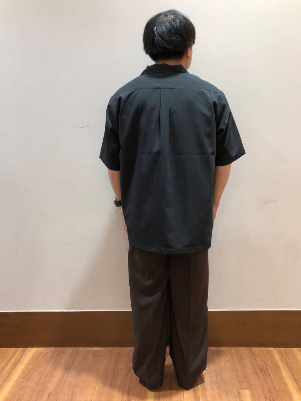 ブラウン系のその他パンツ、ブラック系のシャツ/ブラウスを着用したメンズの夏コーディネートの3枚目の写真
