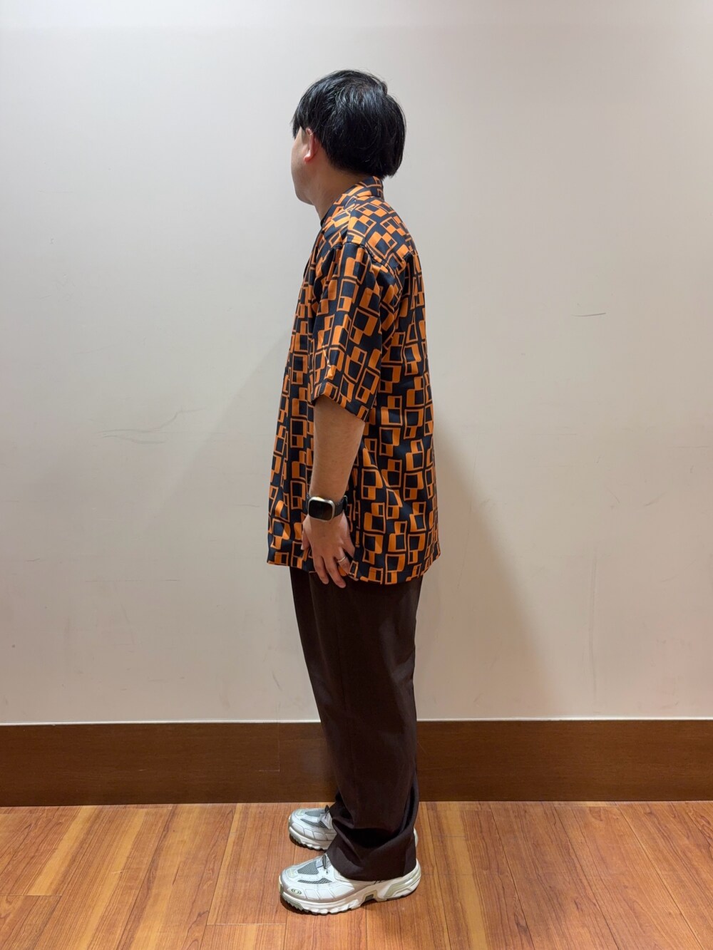 ブルー系のシャツ/ブラウス、ブラック系のTシャツ/カットソー、ブラウン系のその他パンツを着用したメンズの夏コーディネートの2枚目の写真