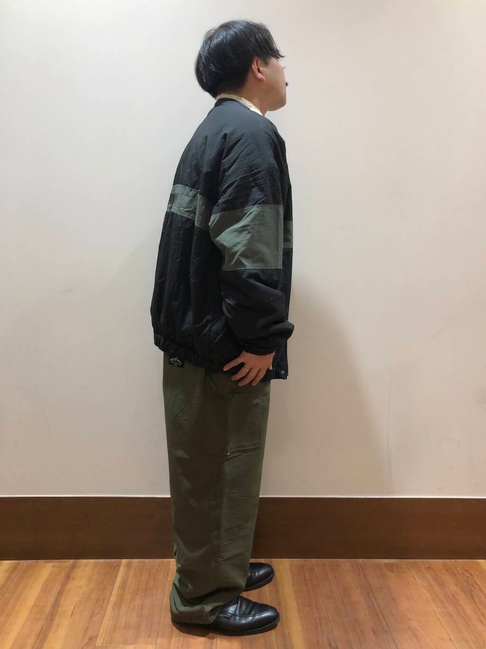 グリーン系のその他パンツ、ブラック系のナイロンジャケット、ベージュ系のスウェットを着用したメンズの冬コーディネートの2枚目の写真