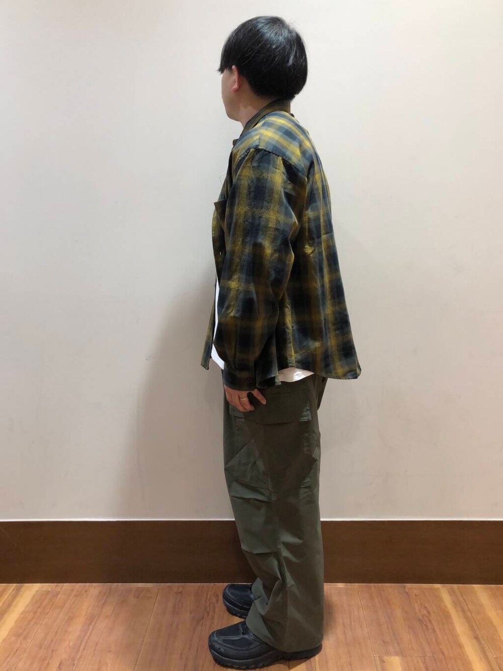グリーン系のその他パンツ、ホワイト系のTシャツ/カットソー、ブラウン系のシャツ/ブラウスを着用したメンズの春コーディネートの3枚目の写真