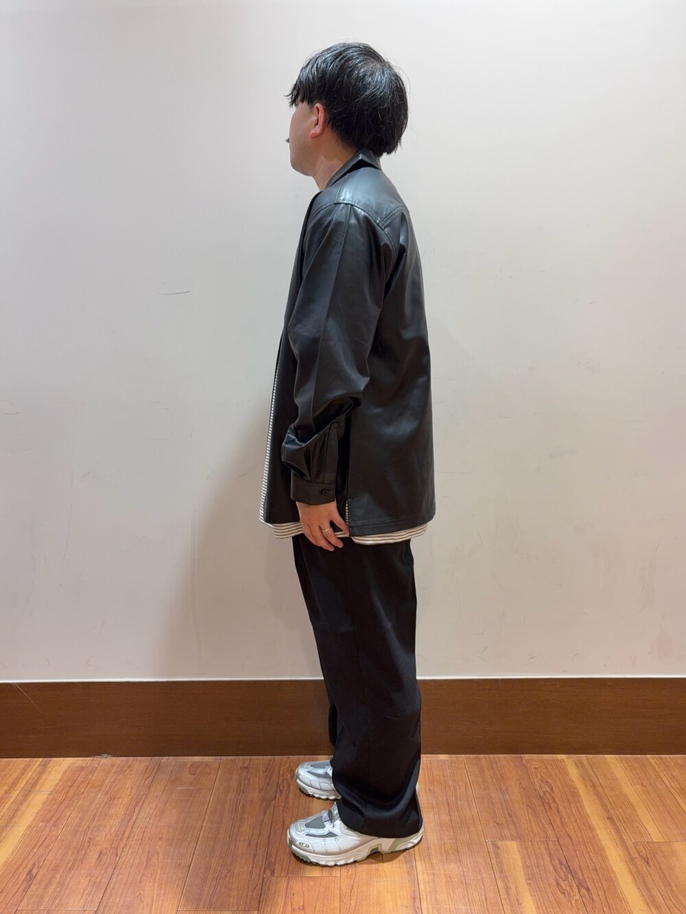 ホワイト系のTシャツ/カットソー、ブラック系のシャツ/ブラウス、ブラック系のその他パンツを着用したメンズの秋コーディネートの2枚目の写真