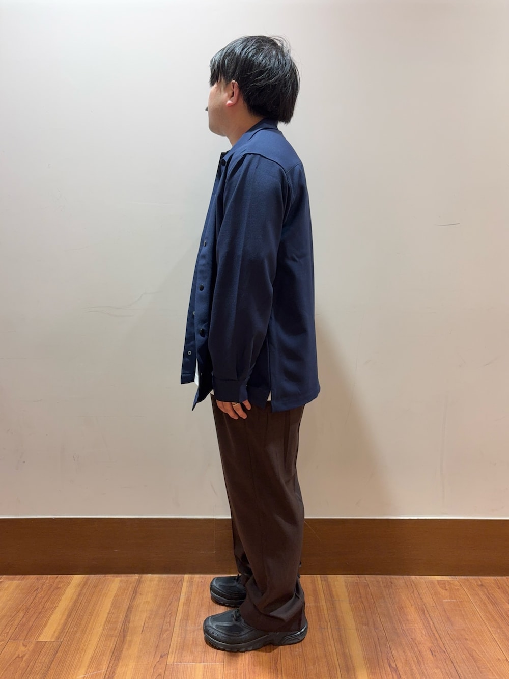 ホワイト系のTシャツ/カットソー、ブルー系のシャツ/ブラウス、ブラウン系のその他パンツを着用したメンズの秋コーディネートの2枚目の写真