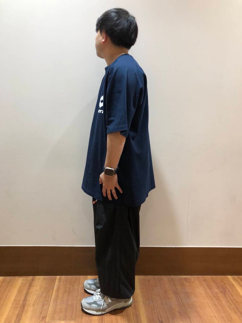 ブラック系のその他パンツ、ブルー系のTシャツ/カットソーを着用したメンズの夏コーディネートの2枚目の写真