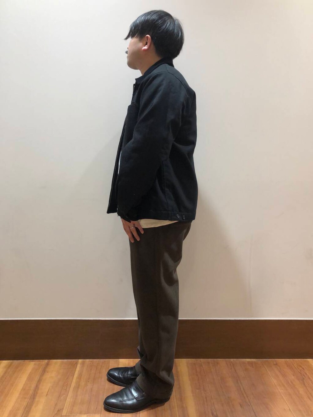 ブラウン系のその他パンツ、ブラック系のその他アウター、ベージュ系のスウェットを着用したメンズの冬コーディネートの4枚目の写真