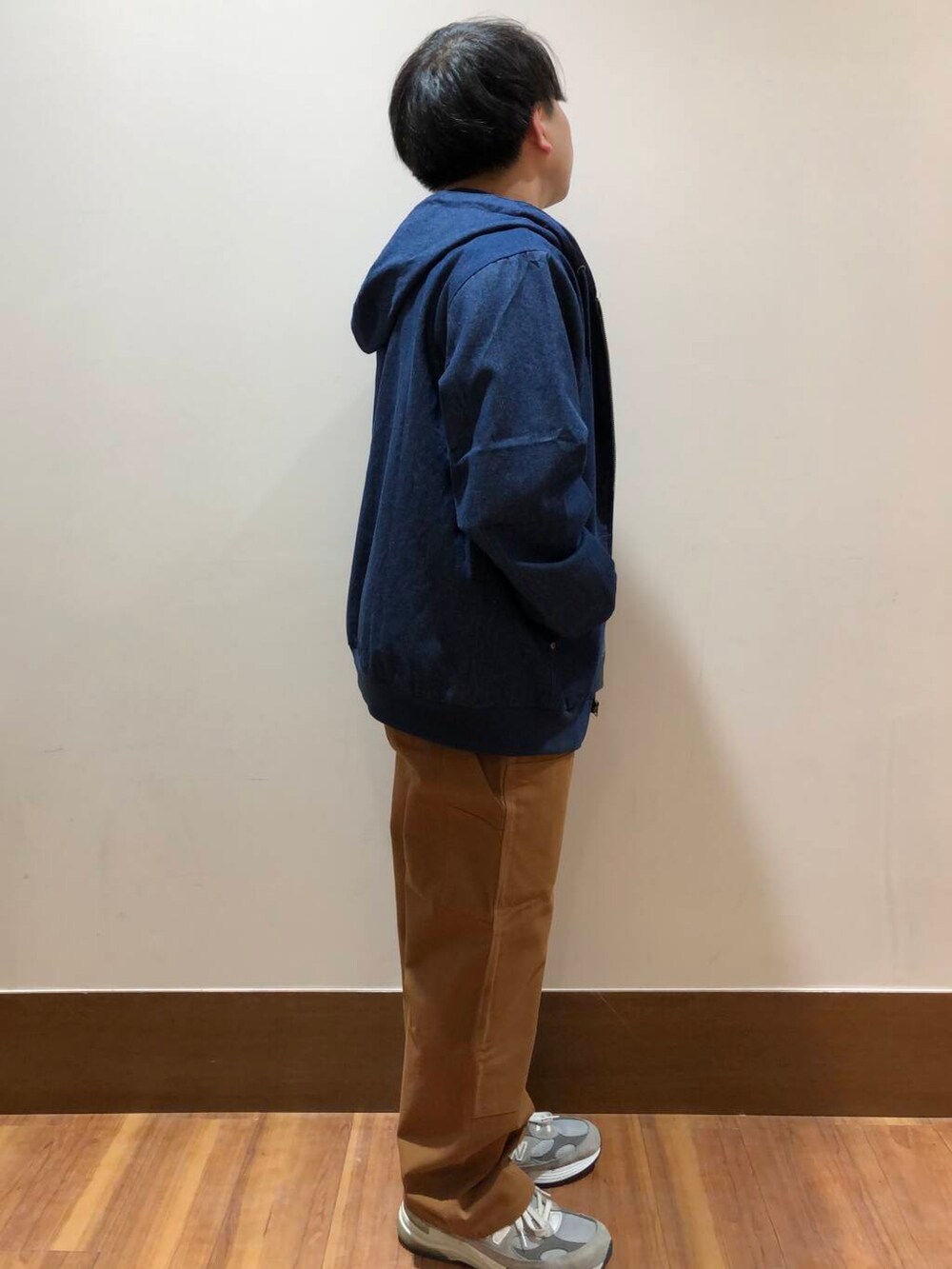 その他のスウェット、ブラウン系のその他パンツ、ブルー系のその他アウターを着用したメンズの冬コーディネートの2枚目の写真