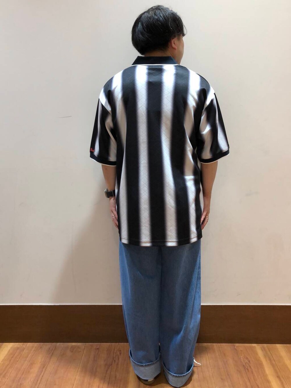 ブルー系のデニムパンツ、ホワイト系のTシャツ/カットソーを着用したメンズの夏コーディネートの3枚目の写真