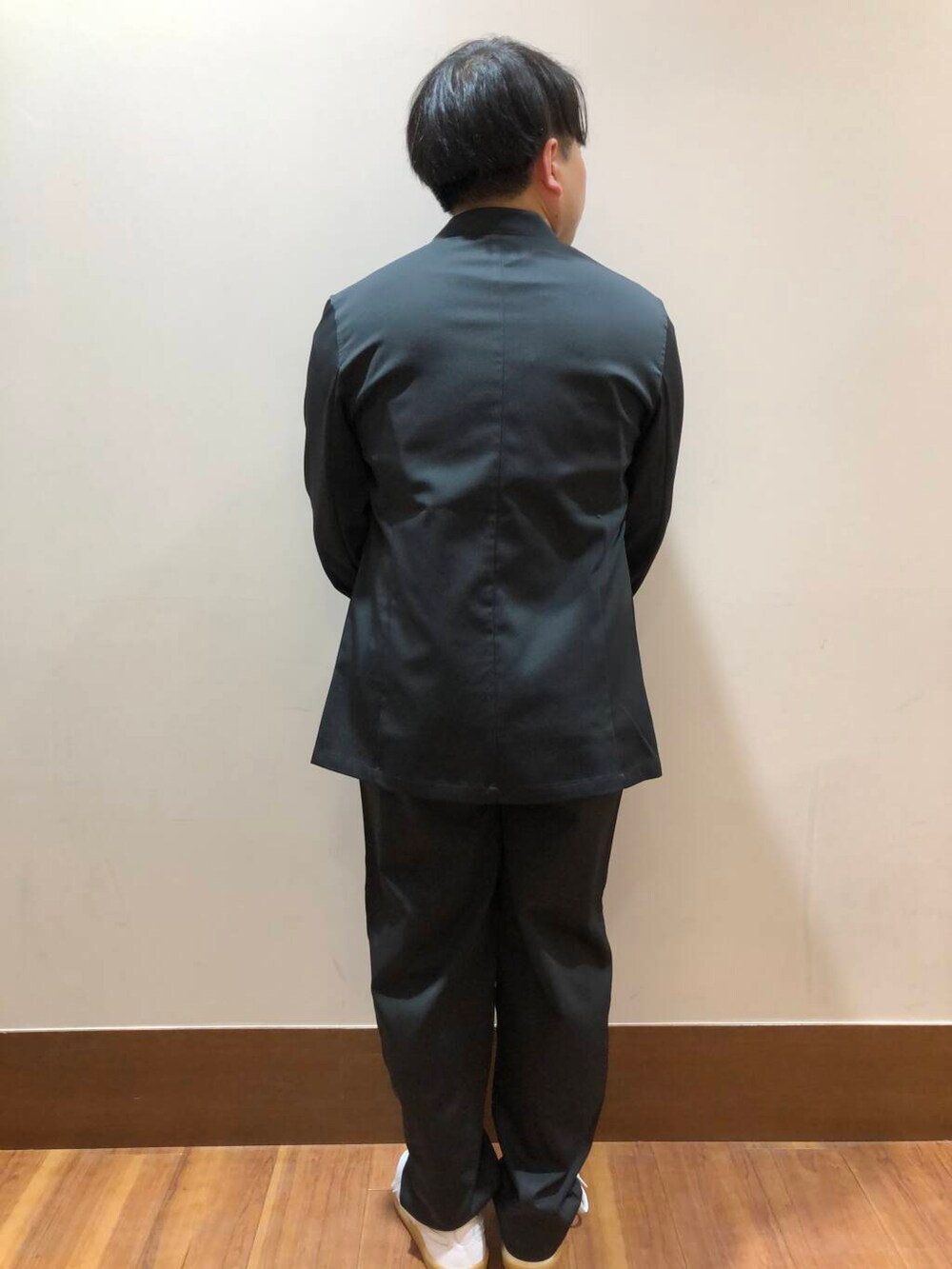 ホワイト系のスニーカー、ホワイト系のTシャツ/カットソー、ブラック系のその他パンツを着用したメンズの冬コーディネートの3枚目の写真