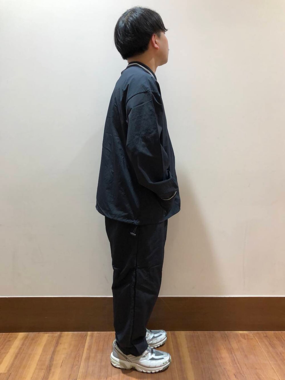 ホワイト系のTシャツ/カットソー、ブラック系のその他パンツ、ブラック系のその他トップスを着用したメンズの春コーディネートの2枚目の写真