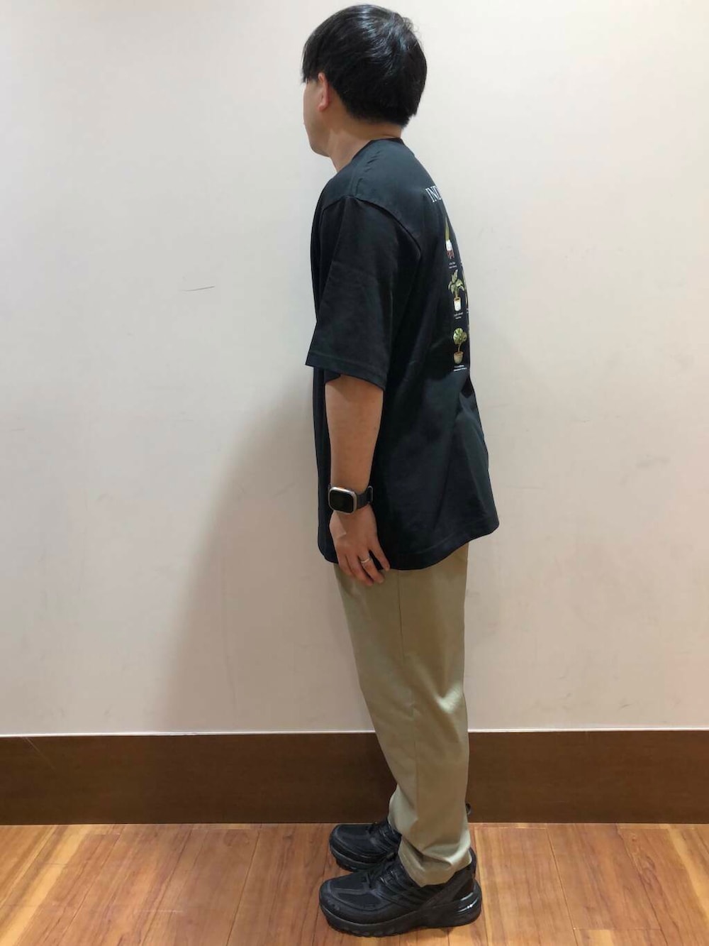 「スニーカー、ワイドパンツ、カジュアル、モノトーン、Tシャツ、オーバーサイズ、イージーパンツ、着回し、テーパード、チノパン、定番、ワイド、低身長、ベーシック、newarrival」｜「ITEMS URBANRESEARCHのハイストレッチ リラックスパンツ（その他パンツ、ベージュ系）」を使った、TORU OKIさん（メンズ・163cm）の夏コーディネートの2枚目の写真