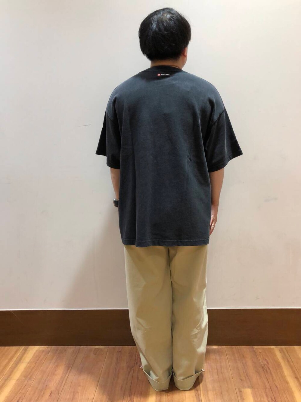 ベージュ系のその他パンツ、グレー系のTシャツ/カットソーを着用したメンズの夏コーディネートの3枚目の写真