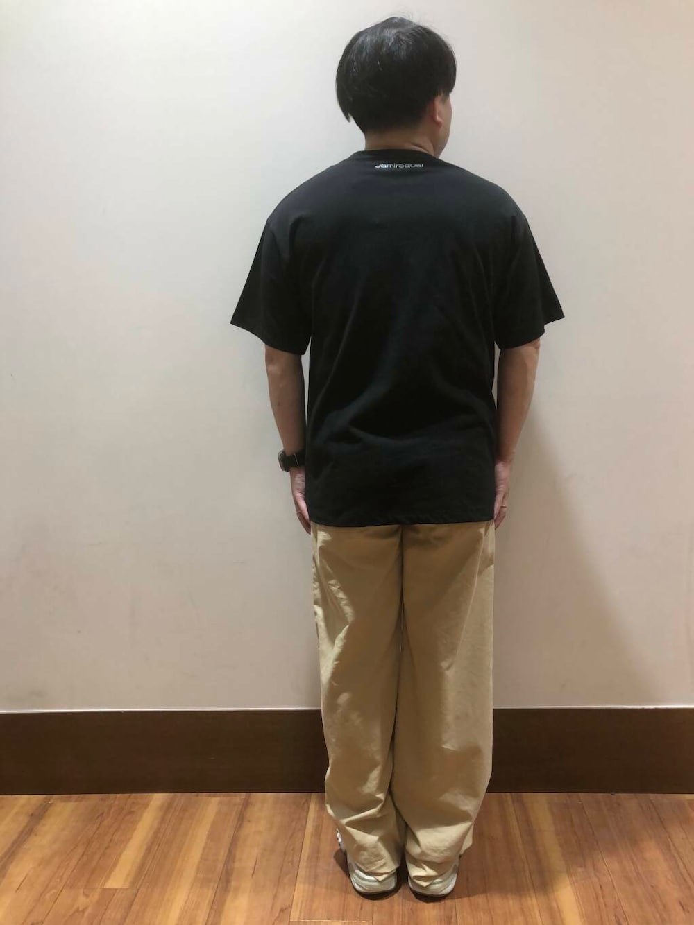 「シンプル、スニーカー、カジュアル、Tシャツ、オーバーサイズ、イージーパンツ、スポーツミックス、別注、ストレッチ、着回し、定番、ワイド、低身長、クライミングパンツ、ベーシック」｜「ITEMS URBANRESEARCHの『別注』Jamiroquai T-shirts（Tシャツ/カットソー、ブラック系）」を使った、TORU OKIさん（メンズ・163cm）の夏コーディネートの4枚目の写真