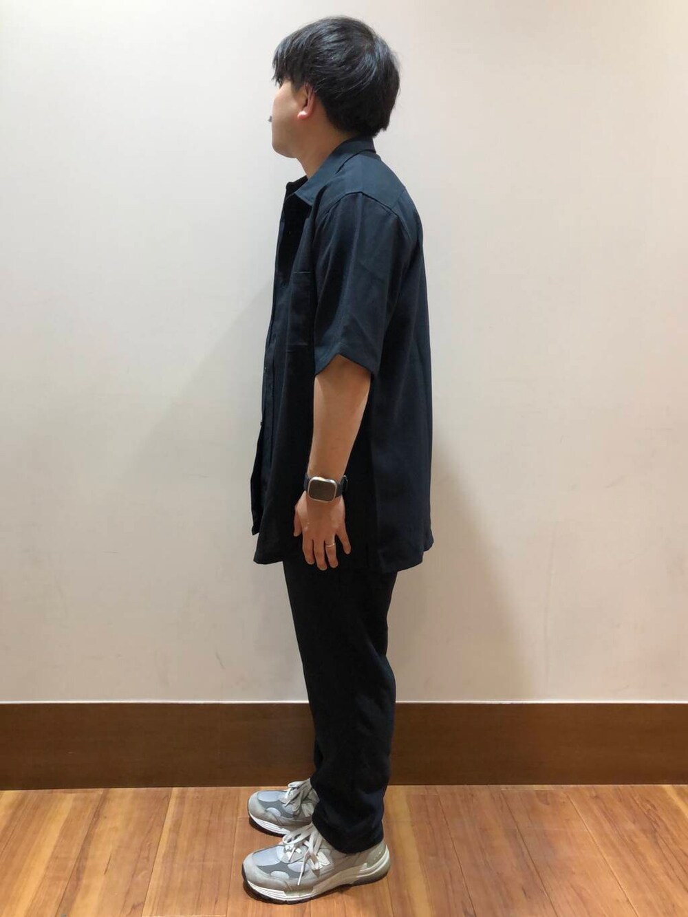 ブラック系のその他パンツ、ブラック系のシャツ/ブラウスを着用したメンズの夏コーディネートの2枚目の写真