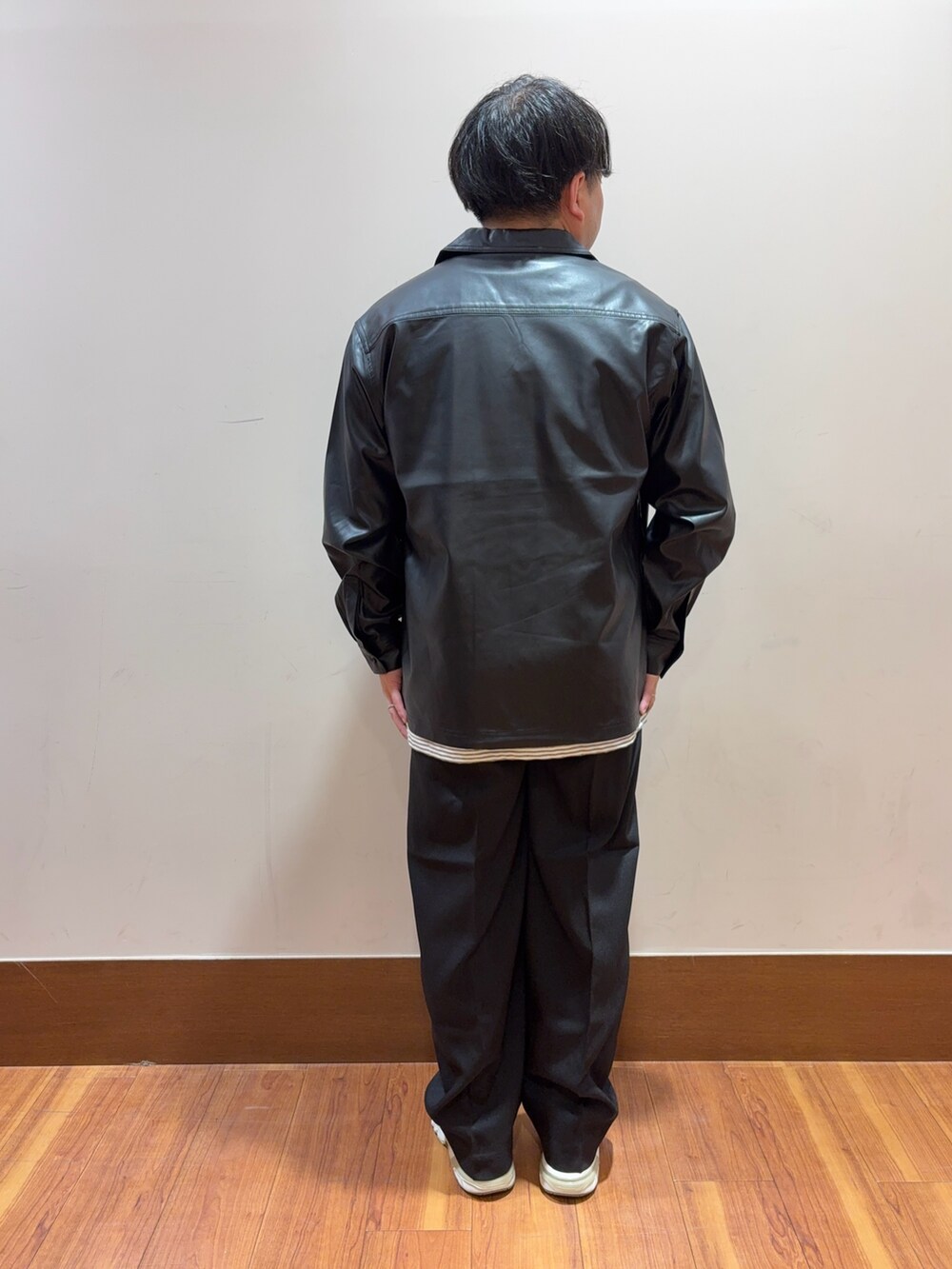 ホワイト系のTシャツ/カットソー、ブラック系のシャツ/ブラウス、ブラック系のその他パンツを着用したメンズの秋コーディネートの3枚目の写真