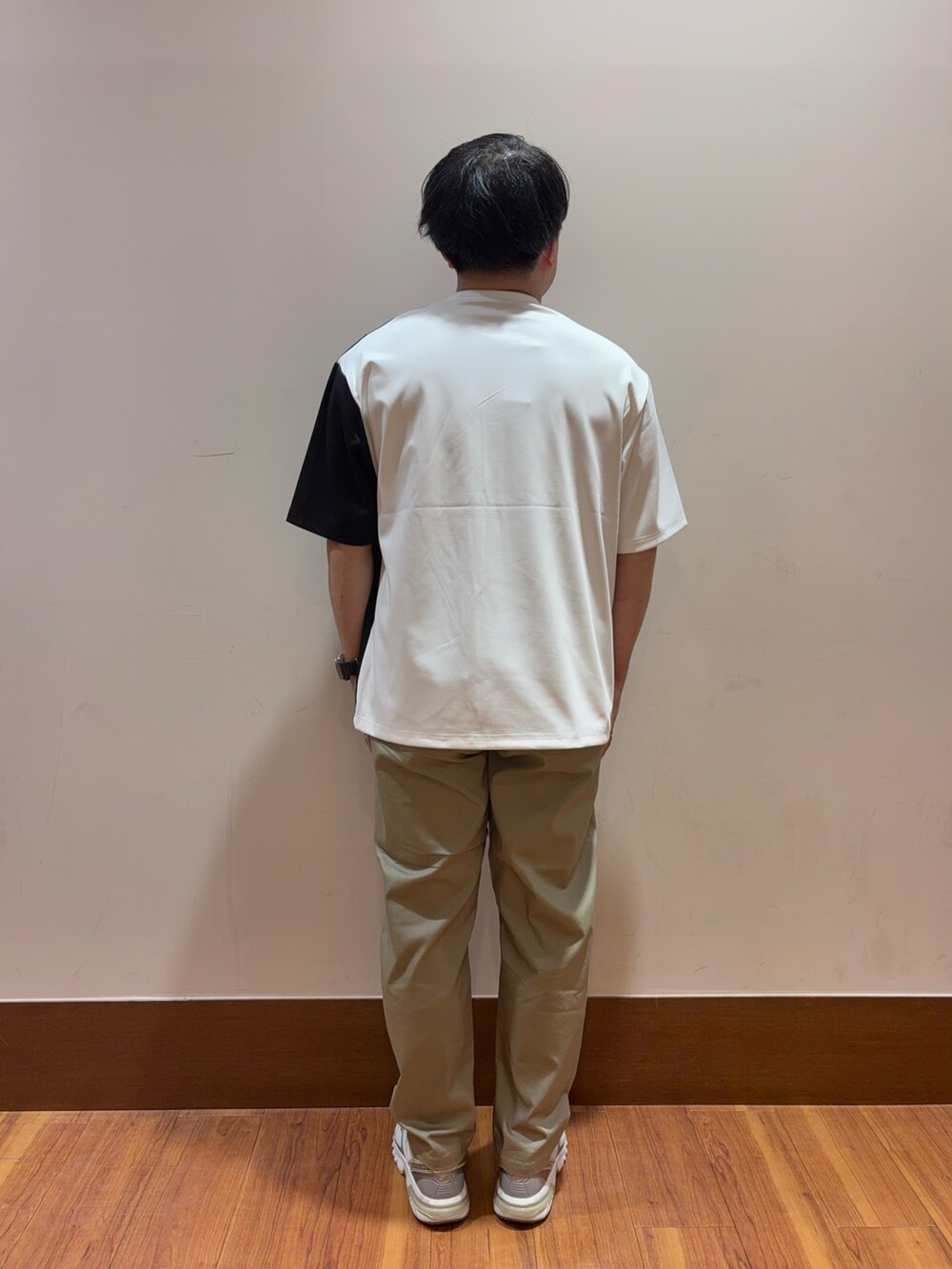 ブルー系のTシャツ/カットソー、ベージュ系のその他パンツを着用したメンズの夏コーディネートの3枚目の写真