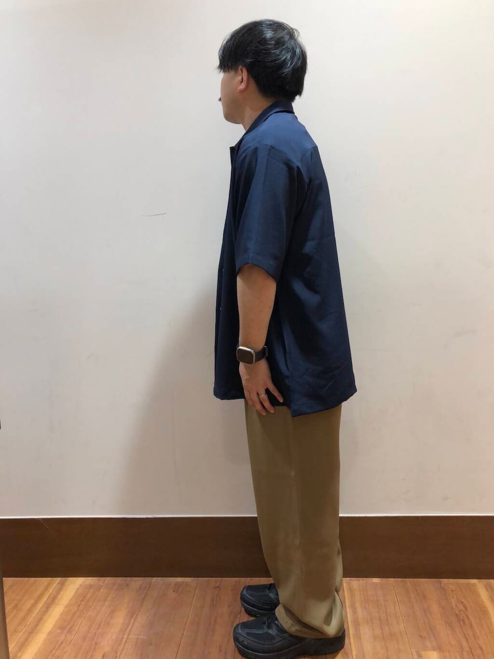 「シャツ、シャツスタイル、スニーカー、ワイドパンツ、スラックス、Tシャツ、オーバーサイズ、きれいめカジュアル、ストレッチ、着回し、定番、ワイド、半袖シャツ、低身長、ベーシック」｜「ITEMS URBANRESEARCHの2wayストレッチスナップ半袖シャツ（シャツ/ブラウス、ブルー系）」を使った、TORU OKIさん（メンズ・163cm）の夏コーディネートの2枚目の写真