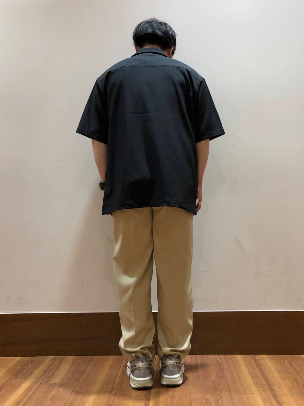 ブラック系のシャツ/ブラウス、ベージュ系のその他パンツを着用したメンズの春コーディネートの3枚目の写真