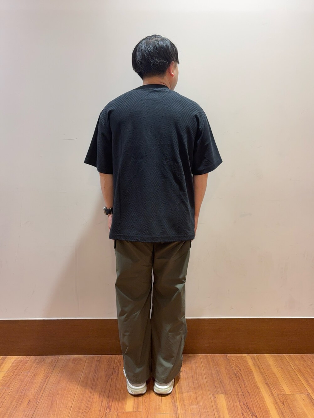 ブラック系のTシャツ/カットソー、グリーン系のその他パンツを着用したメンズの夏コーディネートの3枚目の写真