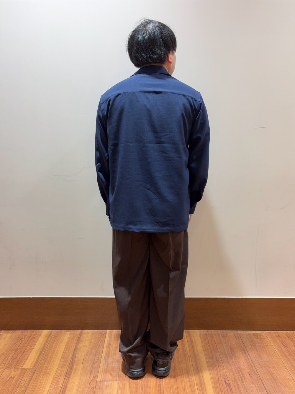 ホワイト系のTシャツ/カットソー、ブルー系のシャツ/ブラウス、ブラウン系のその他パンツを着用したメンズの秋コーディネートの3枚目の写真