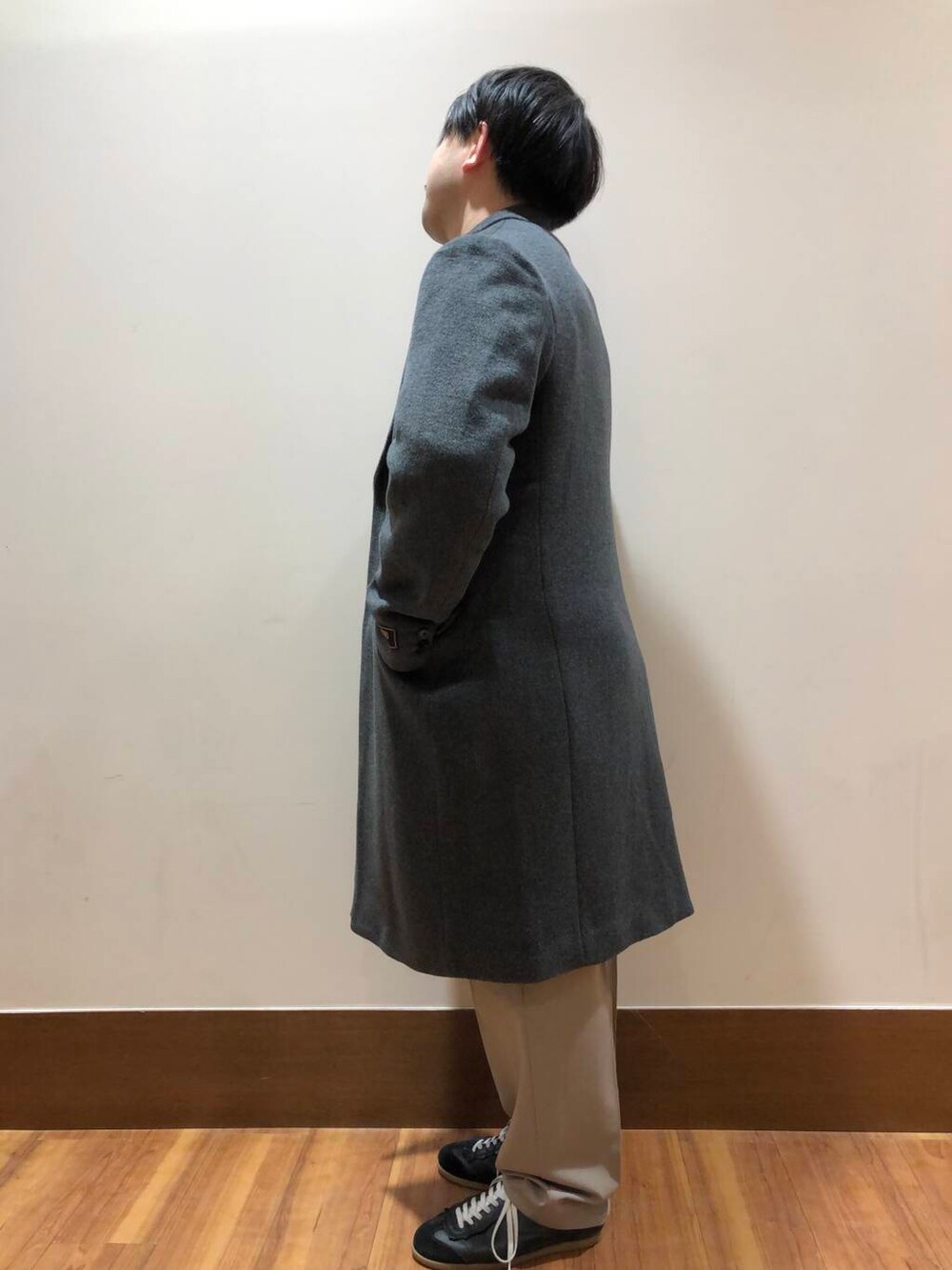 ベージュ系のその他パンツ、ブラック系のニット/セーター、グレー系のその他アウターを着用したメンズの冬コーディネートの4枚目の写真