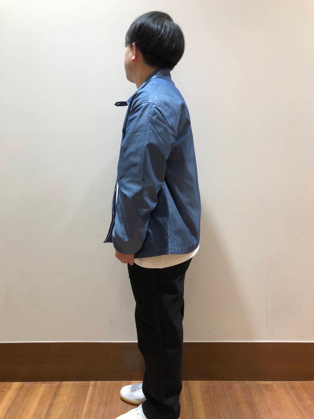 ホワイト系のスニーカー、ブラック系のその他パンツ、ブルー系のその他アウターを着用したメンズの春コーディネートの4枚目の写真