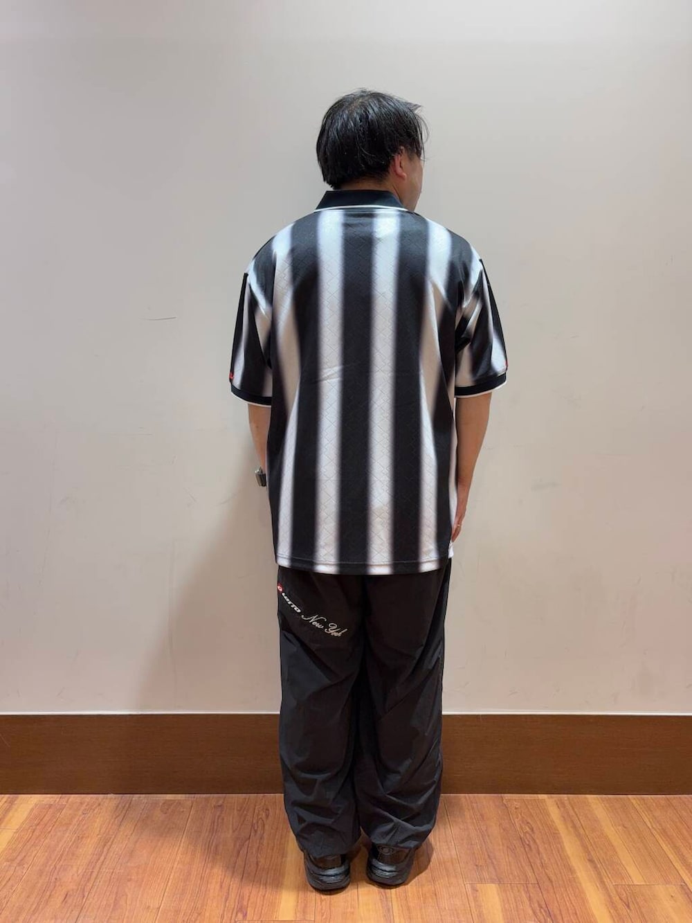 ブラック系のその他パンツ、ホワイト系のTシャツ/カットソーを着用したメンズの夏コーディネートの3枚目の写真