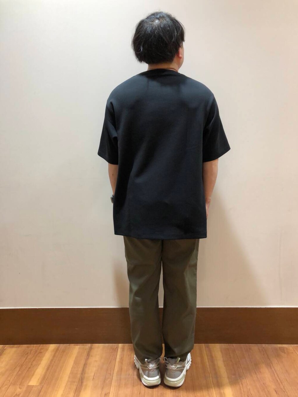 グリーン系のその他パンツ、ブラック系のTシャツ/カットソーを着用したメンズの春コーディネートの4枚目の写真