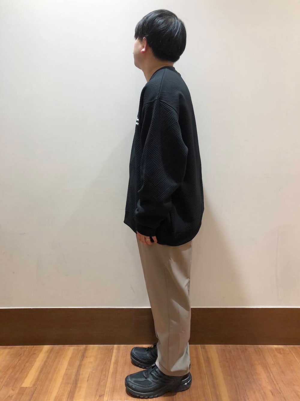 ベージュ系のその他パンツ、ブラック系のスニーカー、ベージュ系のその他パンツを着用したメンズの冬コーディネートの4枚目の写真