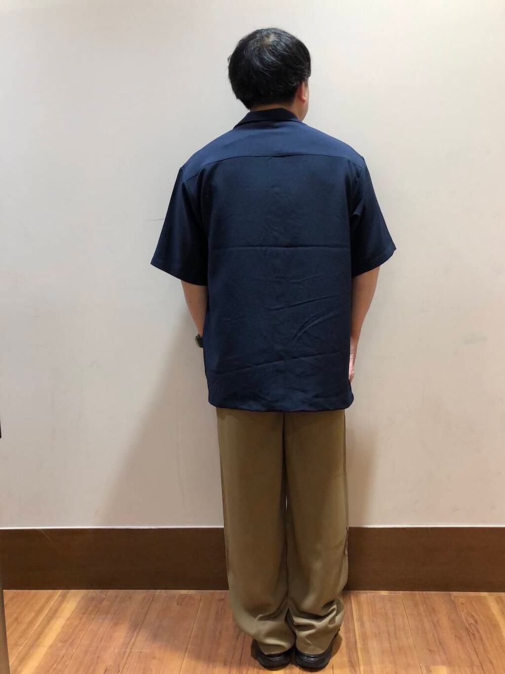 「シャツ、シャツスタイル、スニーカー、ワイドパンツ、スラックス、Tシャツ、オーバーサイズ、きれいめカジュアル、ストレッチ、着回し、定番、ワイド、半袖シャツ、低身長、ベーシック」｜「ITEMS URBANRESEARCHの2wayストレッチスナップ半袖シャツ（シャツ/ブラウス、ブルー系）」を使った、TORU OKIさん（メンズ・163cm）の夏コーディネートの3枚目の写真