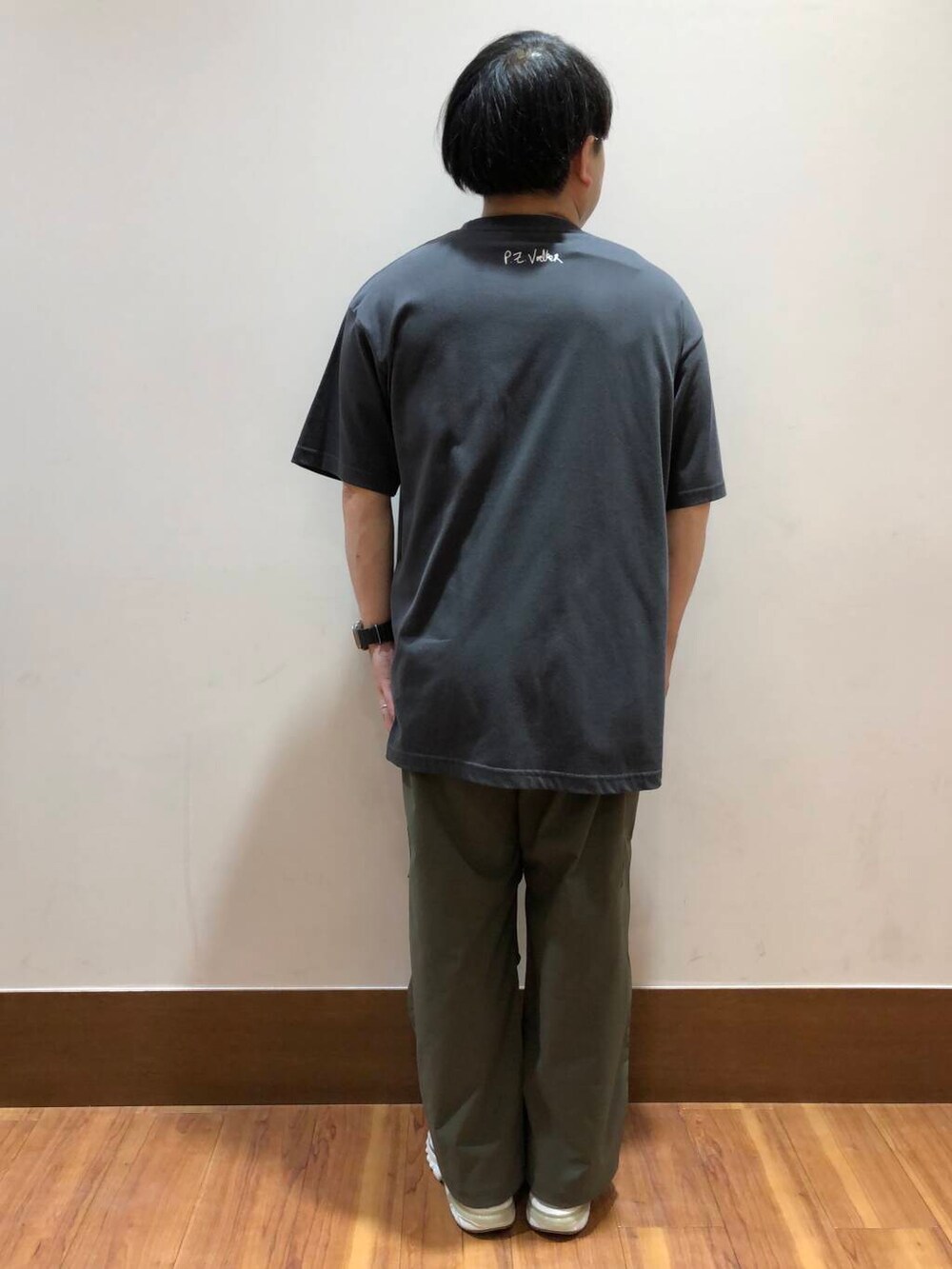 グリーン系のその他パンツ、ブラック系のTシャツ/カットソーを着用したメンズの春コーディネートの4枚目の写真