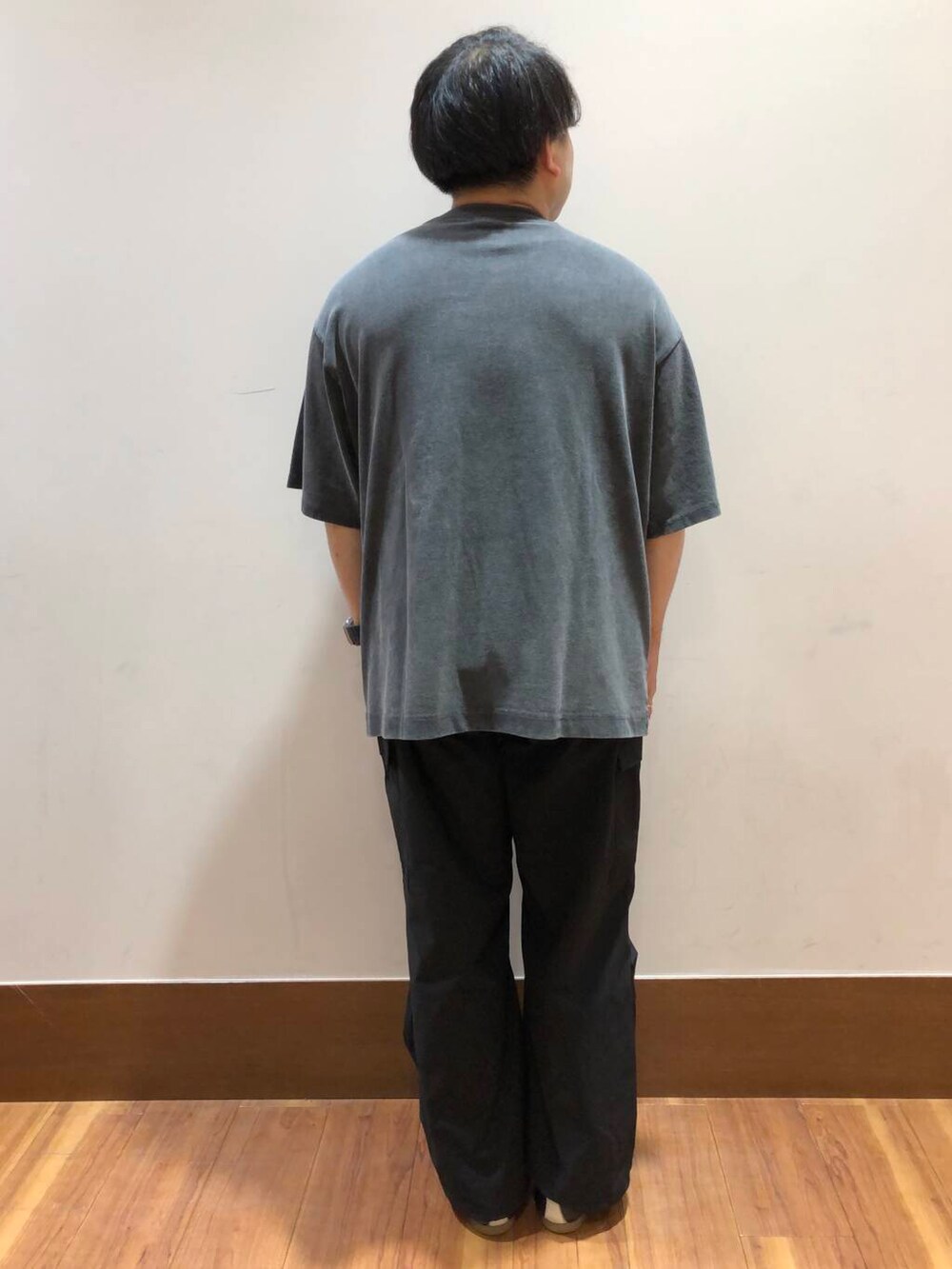 ブラック系のその他パンツ、その他のTシャツ/カットソーを着用したメンズの夏コーディネートの3枚目の写真