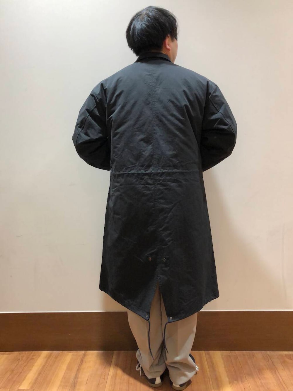 ベージュ系のその他パンツ、ブラック系のニット/セーター、ベージュ系のその他パンツを着用したメンズの冬コーディネートの3枚目の写真