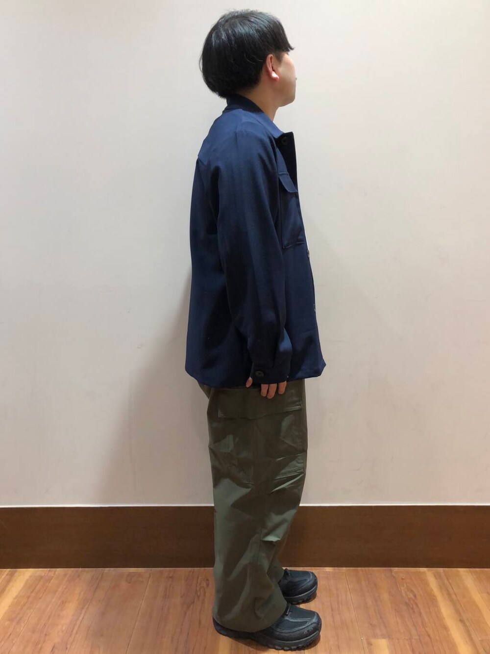 グリーン系のその他パンツ、ホワイト系のTシャツ/カットソー、ブルー系のその他アウターを着用したメンズの春コーディネートの2枚目の写真