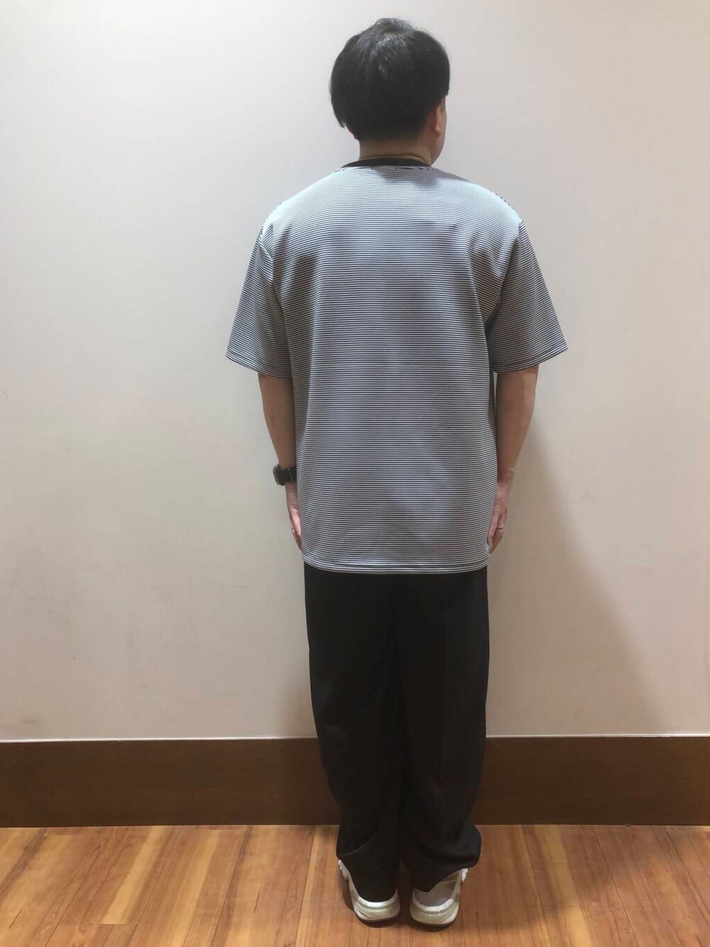 その他のTシャツ/カットソー、ブラック系のその他パンツを着用したメンズの夏コーディネートの4枚目の写真