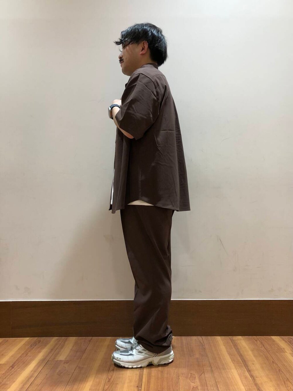 ブラウン系のその他パンツ、ブラウン系のシャツ/ブラウス、ホワイト系のTシャツ/カットソーを着用したメンズの春コーディネートの4枚目の写真