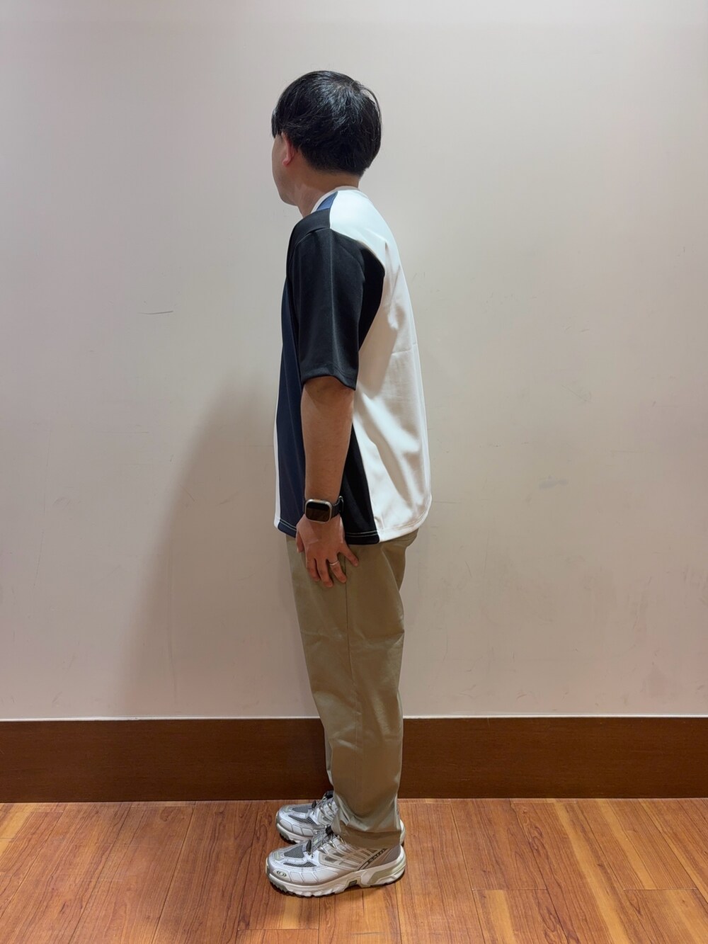 ブルー系のTシャツ/カットソー、ベージュ系のその他パンツを着用したメンズの夏コーディネートの2枚目の写真