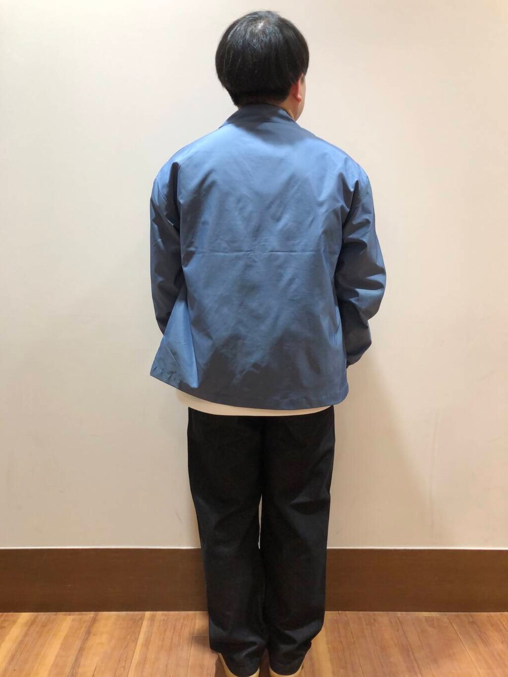ホワイト系のスニーカー、ブラック系のその他パンツ、ブルー系のその他アウターを着用したメンズの春コーディネートの3枚目の写真