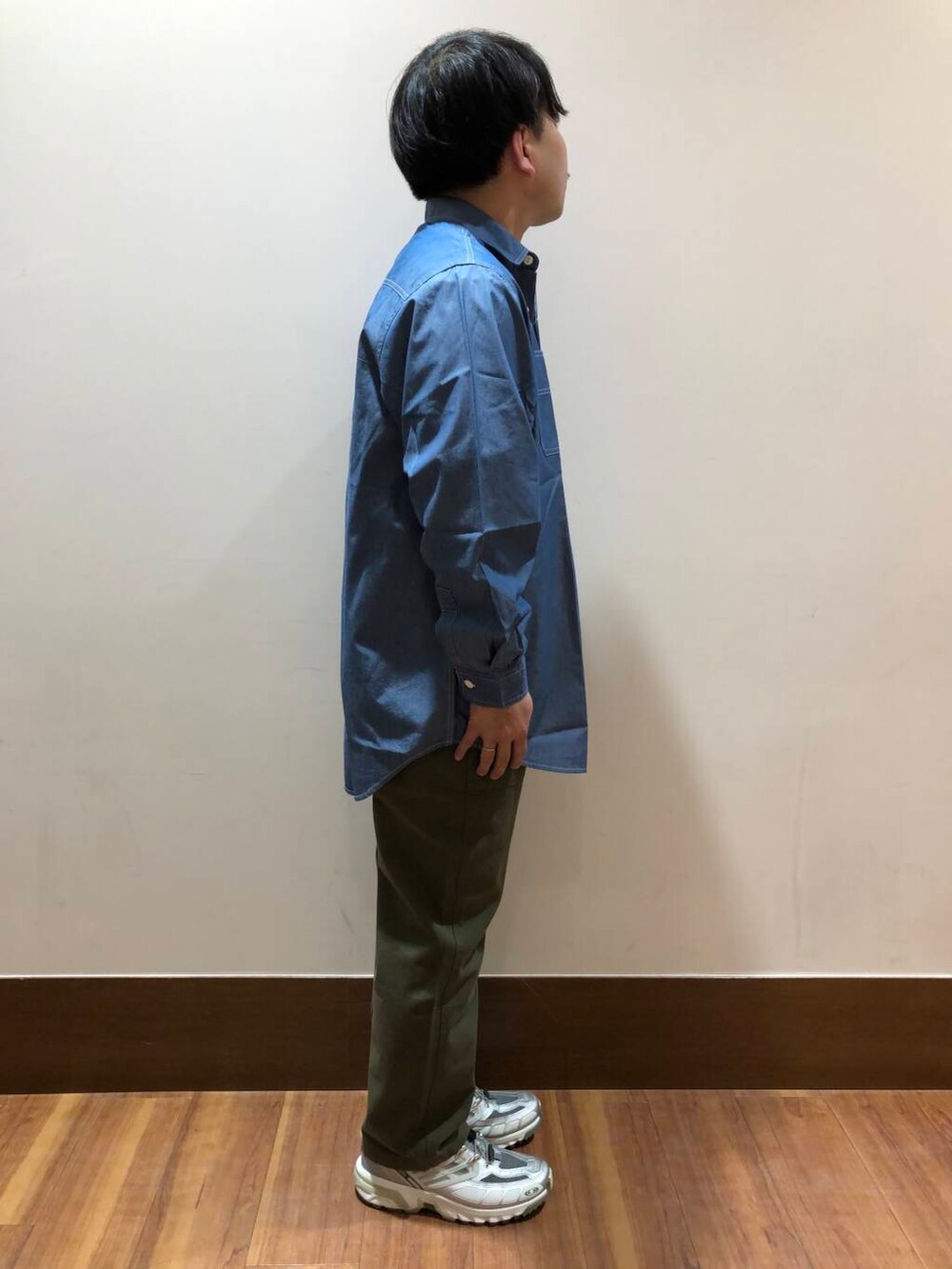 ブルー系のシャツ/ブラウス、ホワイト系のTシャツ/カットソー、グリーン系のその他パンツを着用したメンズの春コーディネートの2枚目の写真